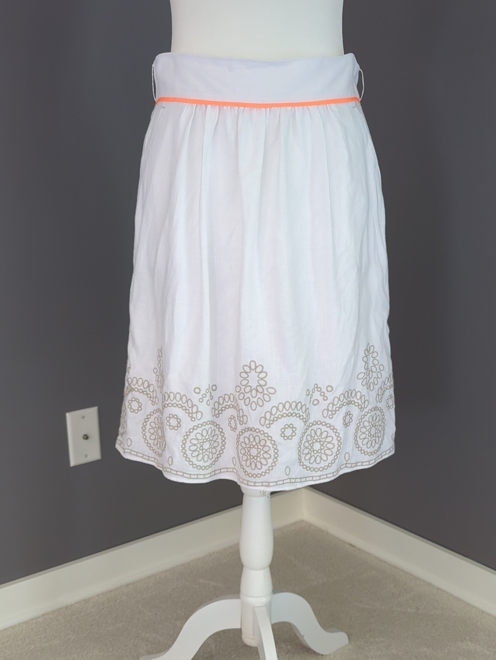 T Tahari Linen White Skirt with Embroidery And Coral Trim